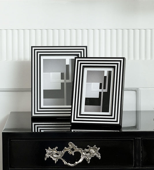 BLACK & WHITE PATTERN PHOTO FRAME